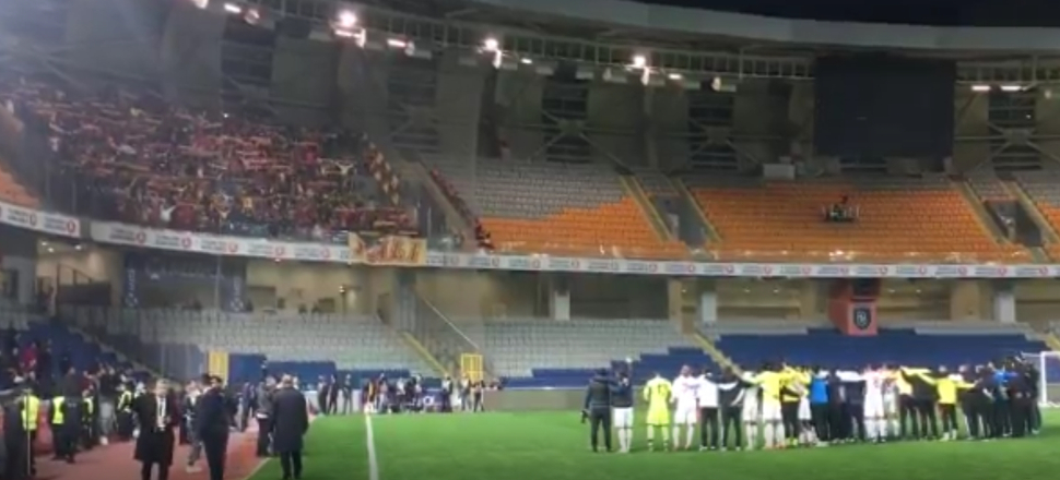Göztepe takımı ve taraftarından 'İsyan Marşı'...