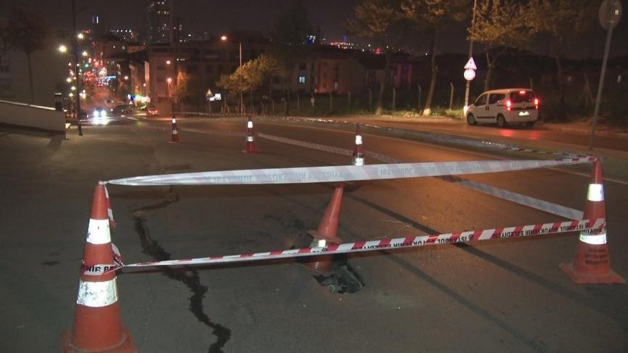 Bir caddede daha çatlaklar oluştu!