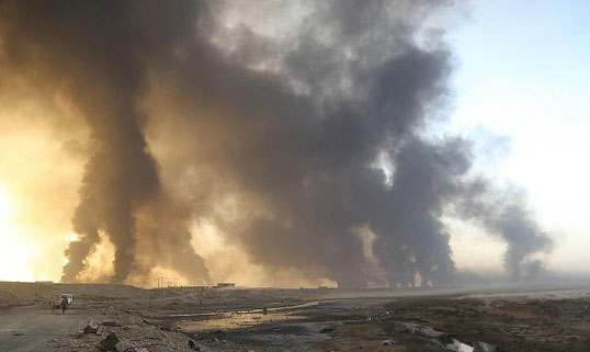 Terör örgütü DEAŞ petrol kuyularını ateşe verdi