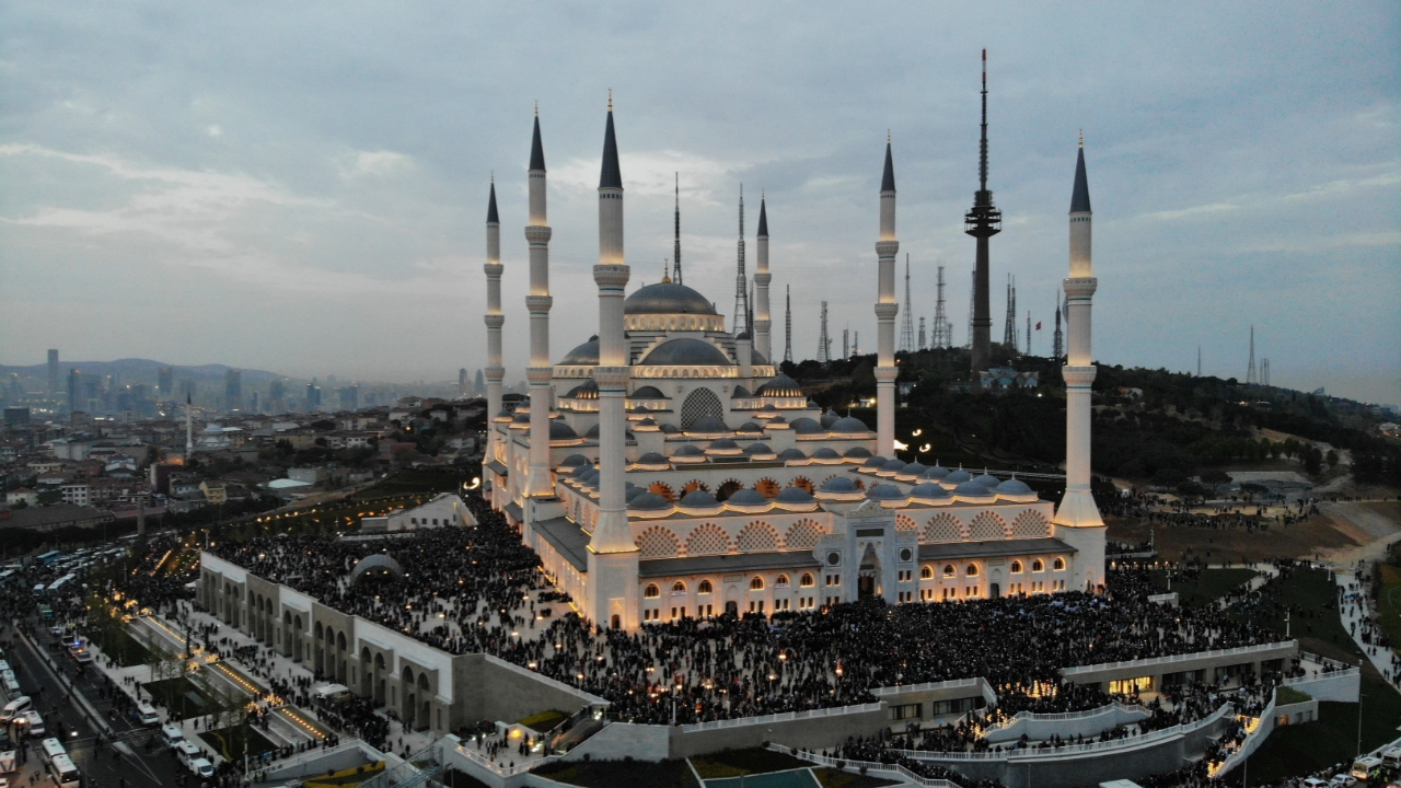 Çamlıca Camii’nde tarihi kalabalık!
