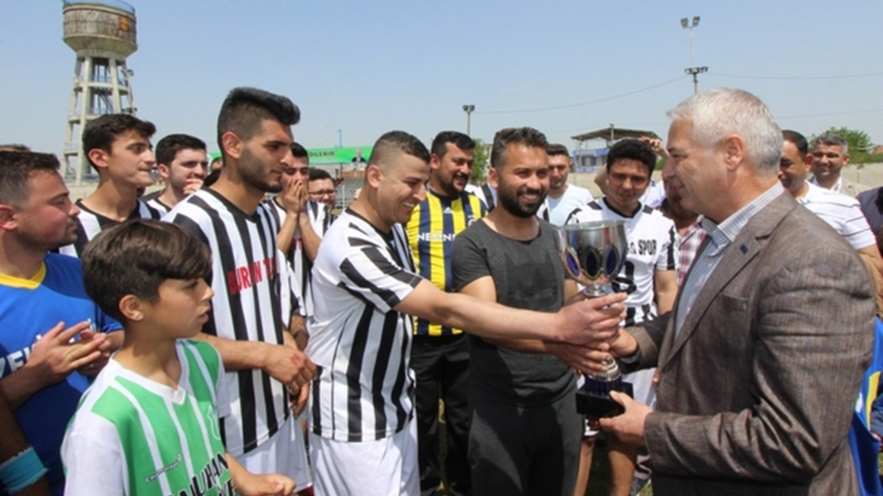 Manisa'da Başkan Zeki Bilgin, şampiyon takıma kupasını verdi