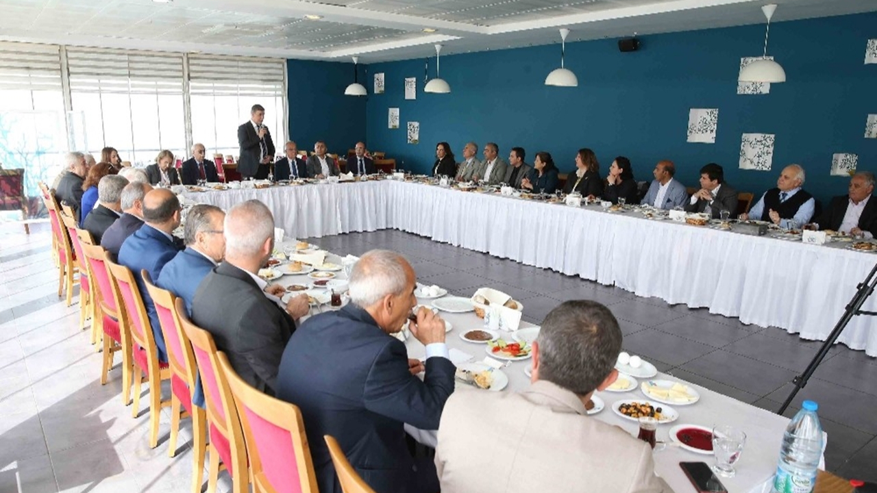 İzmir'de Başkan Cemil Tugay muhtarlarla buluştu