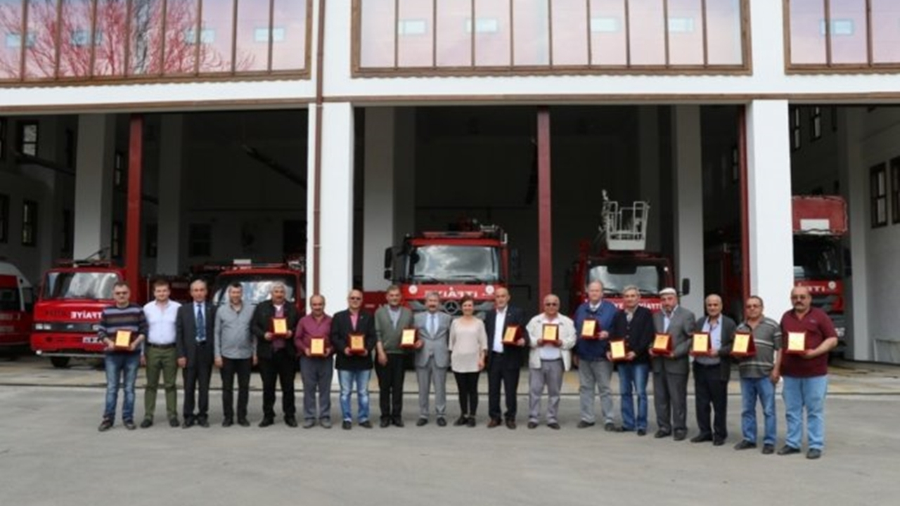 Karabük'te Başkan Elif Köse’den emekli olan itfaiyecilere plaket