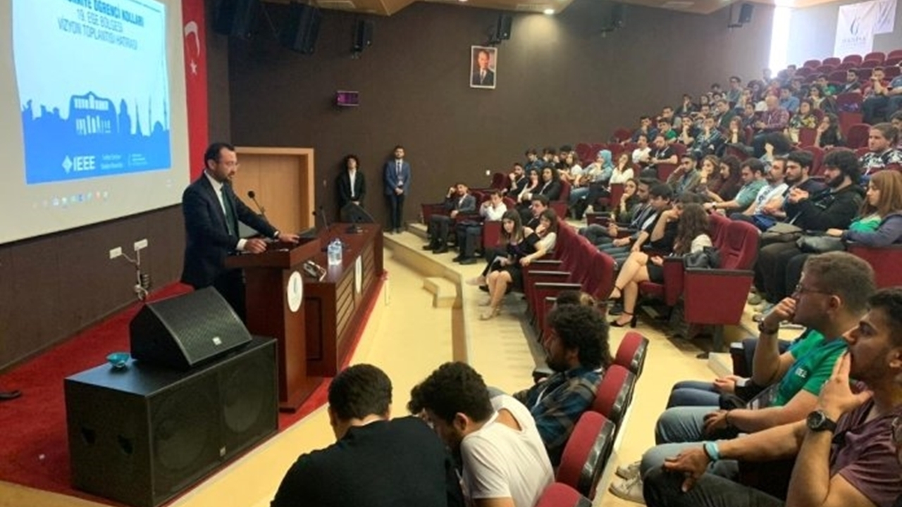 Manisa'da Ayberk Aloğlu, mühendis adaylarıyla buluştu