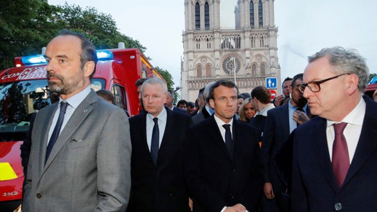 Macron protestocuların arasında kaldı...