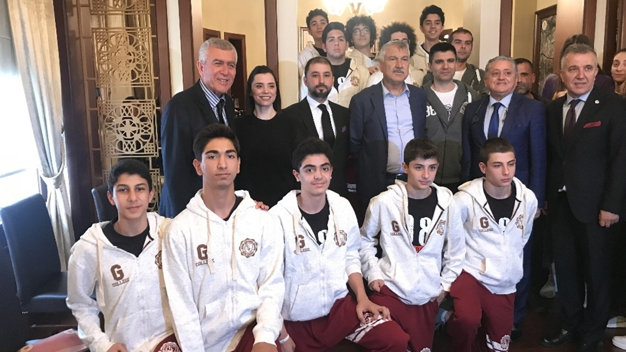 Adana'da Zeydan Karalar’dan basketbolculara destek