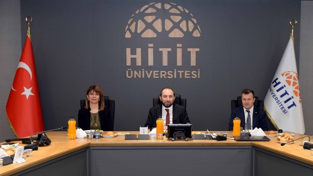 Çorum'da Rektör Reha Metin Alkan, gazetecilerle buluştu