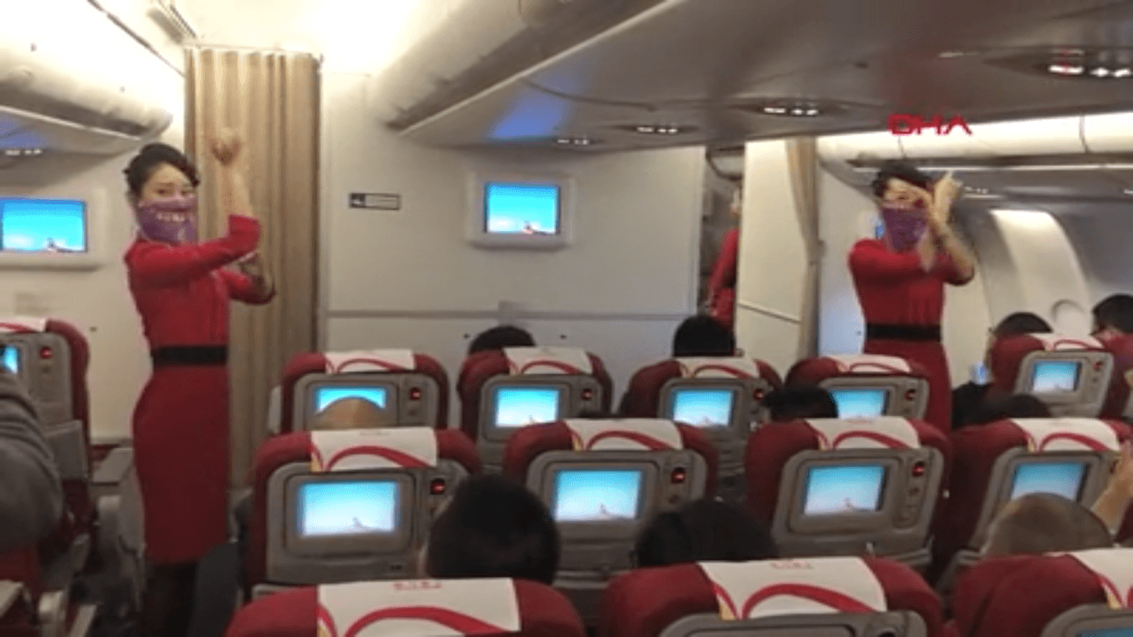 Çinli hosteslerden 10 bin metre yükseklikte Türk dansı!