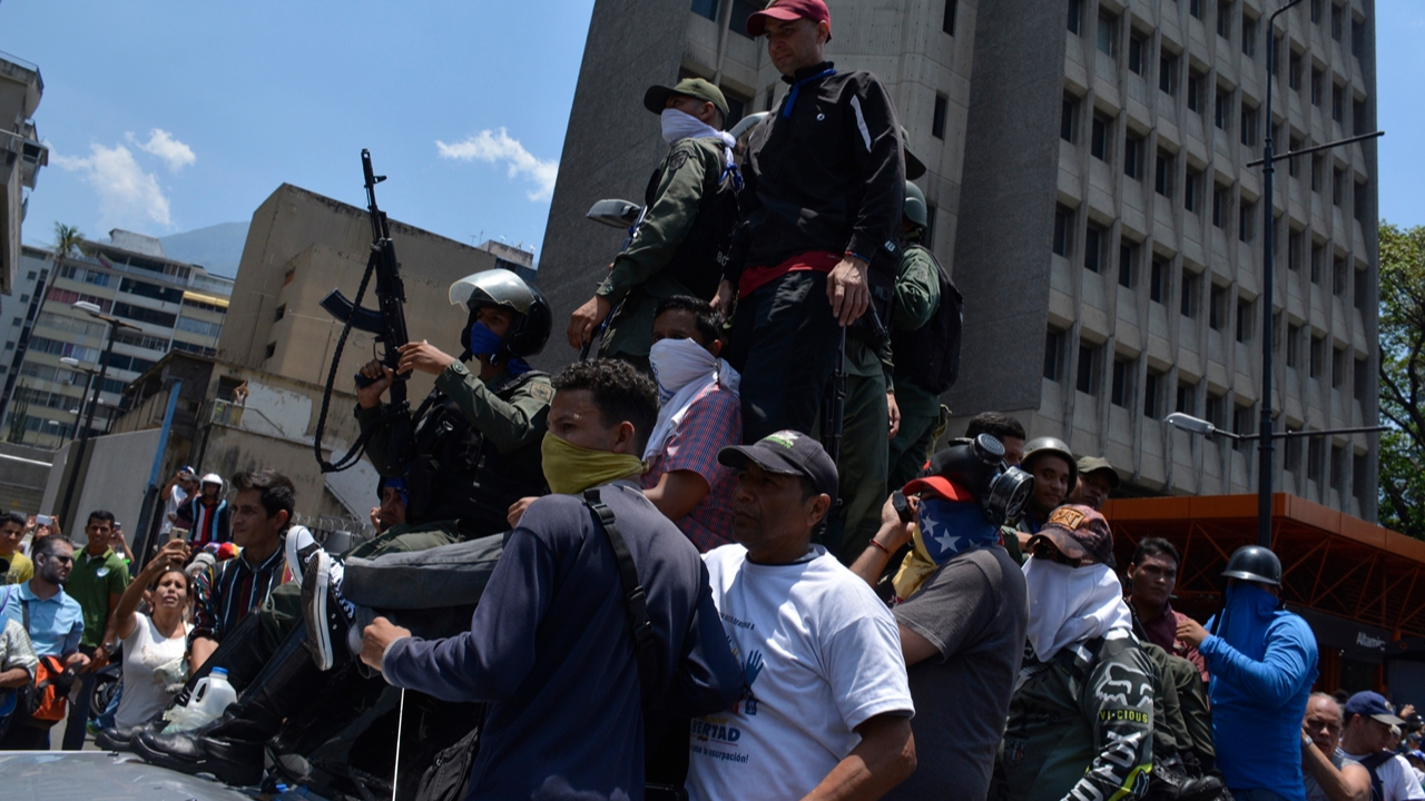 Venezuela'da darbe girişimi bastırıldı...
