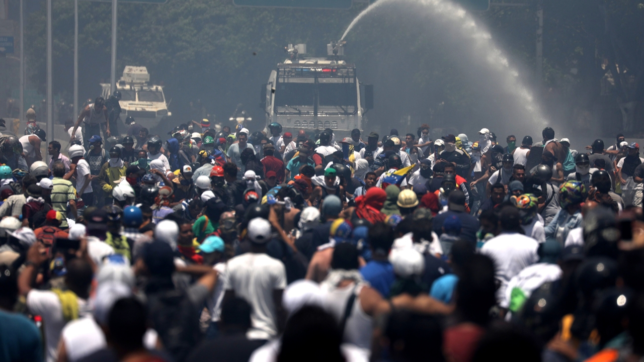 Venezuela'da darbe girişimi sırasında kan aktı...