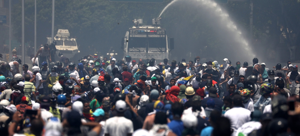Venezuela'da darbe girişimi sırasında kan aktı...
