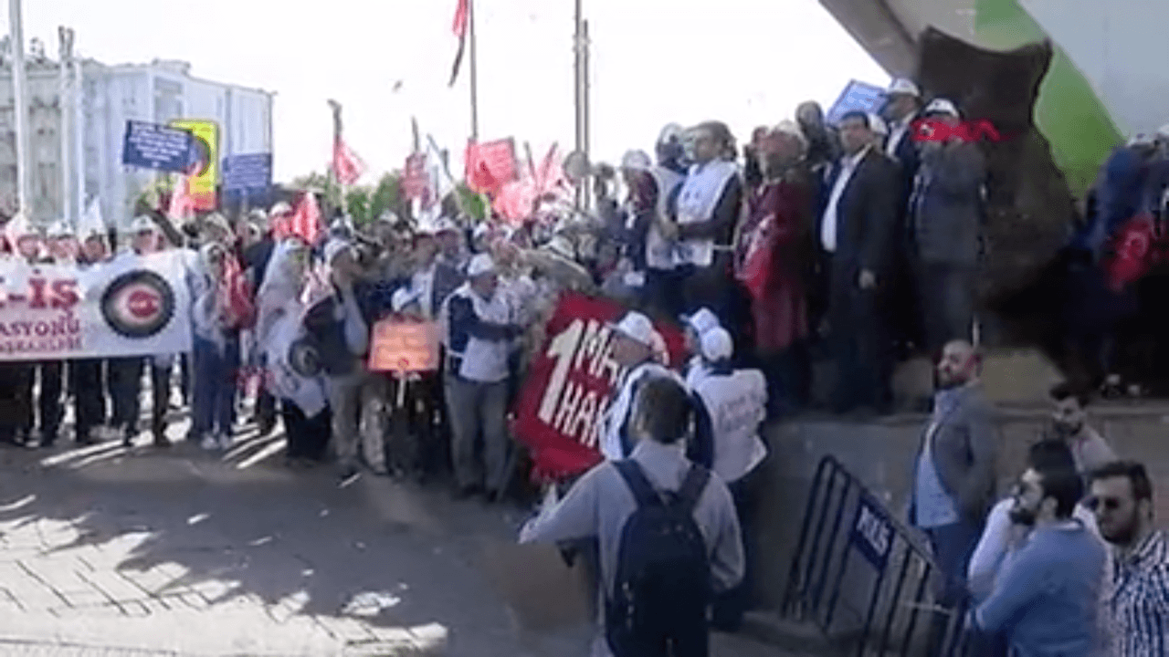 Taksim'e gelen ilk grup Kazancı Yokuşu'na çelenk bıraktı!