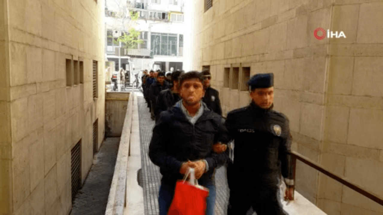 FETÖ şüphelisi adliyeye girerken kameralara dil çıkardı!