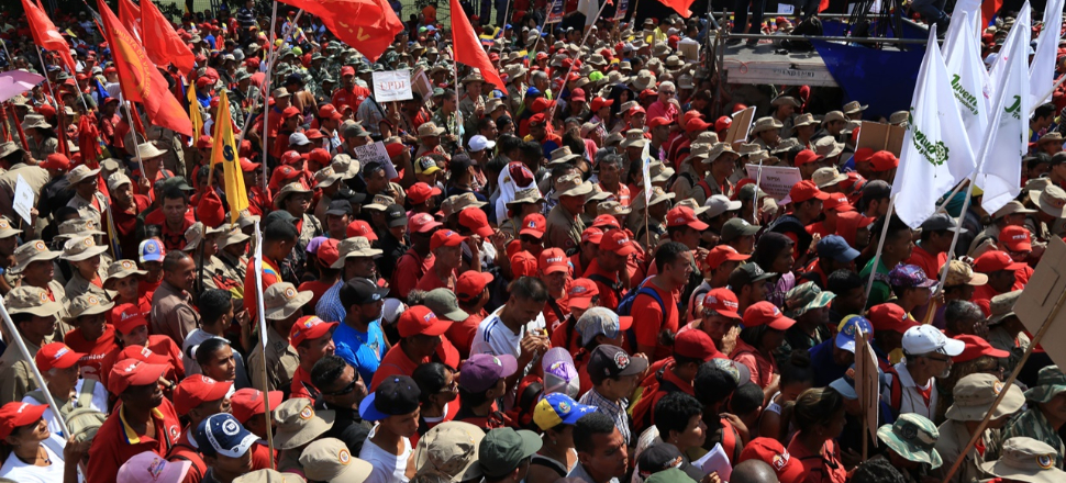 Venezuela'da hükümet destekçileri sokakta...