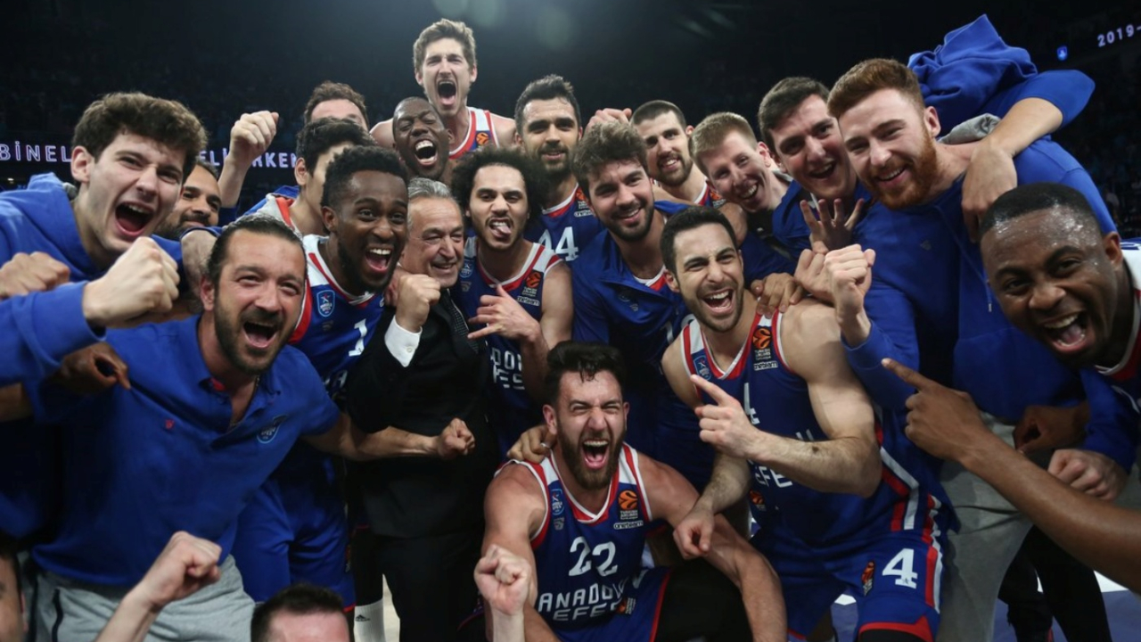 Anadolu Efes Final Four'da! Barcelona'yı devirdi!