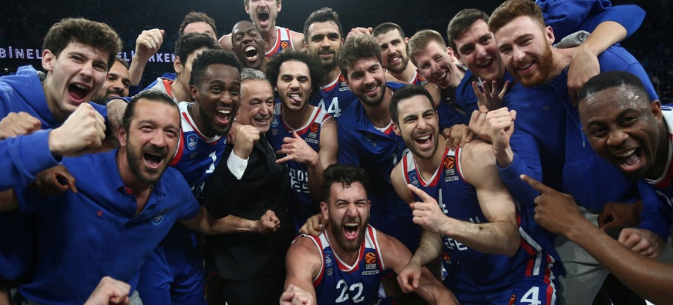 Anadolu Efes Final Four'da! Barcelona'yı devirdi!