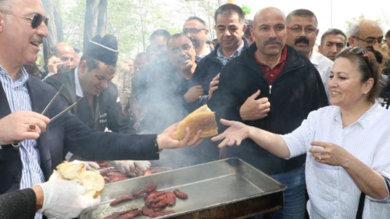 Kırıkkale'de Başkan Mehmet Saygılı’dan işçilere sucuk-ekmek