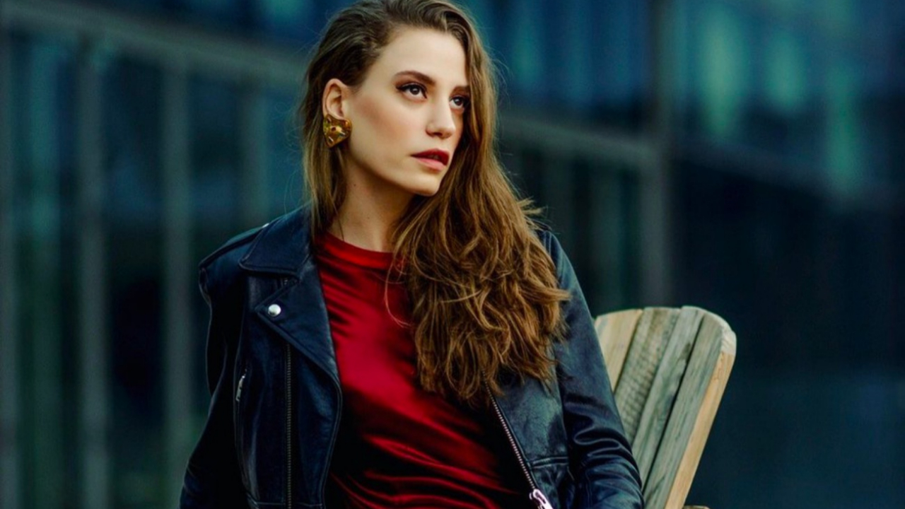 Serenay Sarıkaya, mini taytı ile gündem oldu!