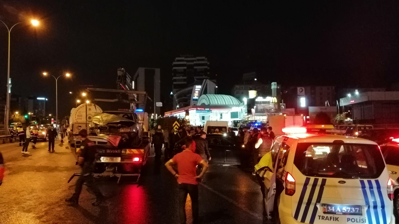 Maltepe'de 12 araç zincirleme kazaya karıştı!