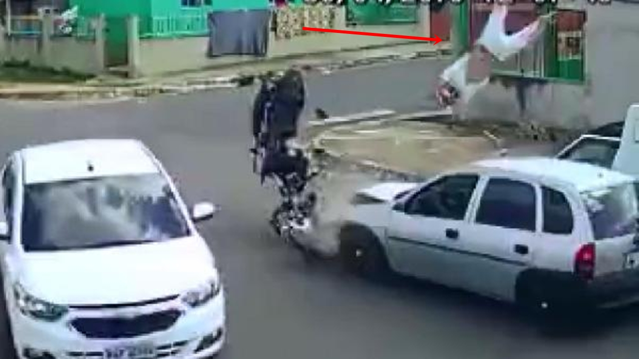 Motosiklet sürücüsü ucuz kurtuldu...