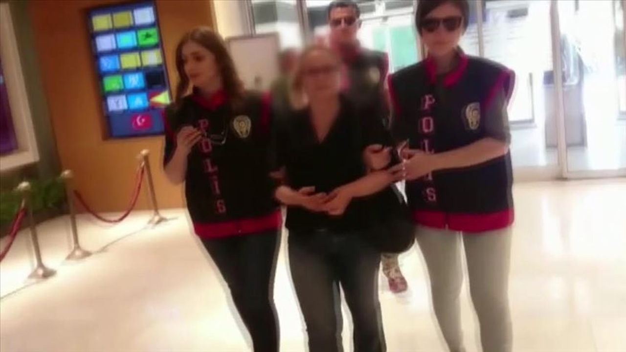 Çocuğa cinsel istismarı öven kadın serbest bırakıldı...