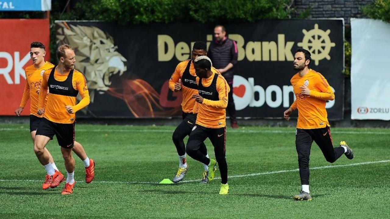 Derbi öncesi Galatasaray'a bir iyi bir kötü haber!