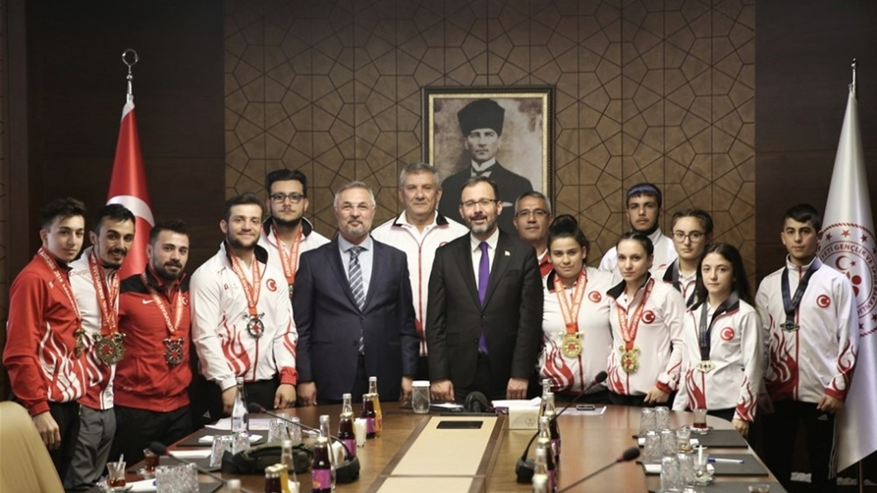Ankara'da Bakan Mehmet Muharrem Kasapoğlu, milli haltercileri kabul etti