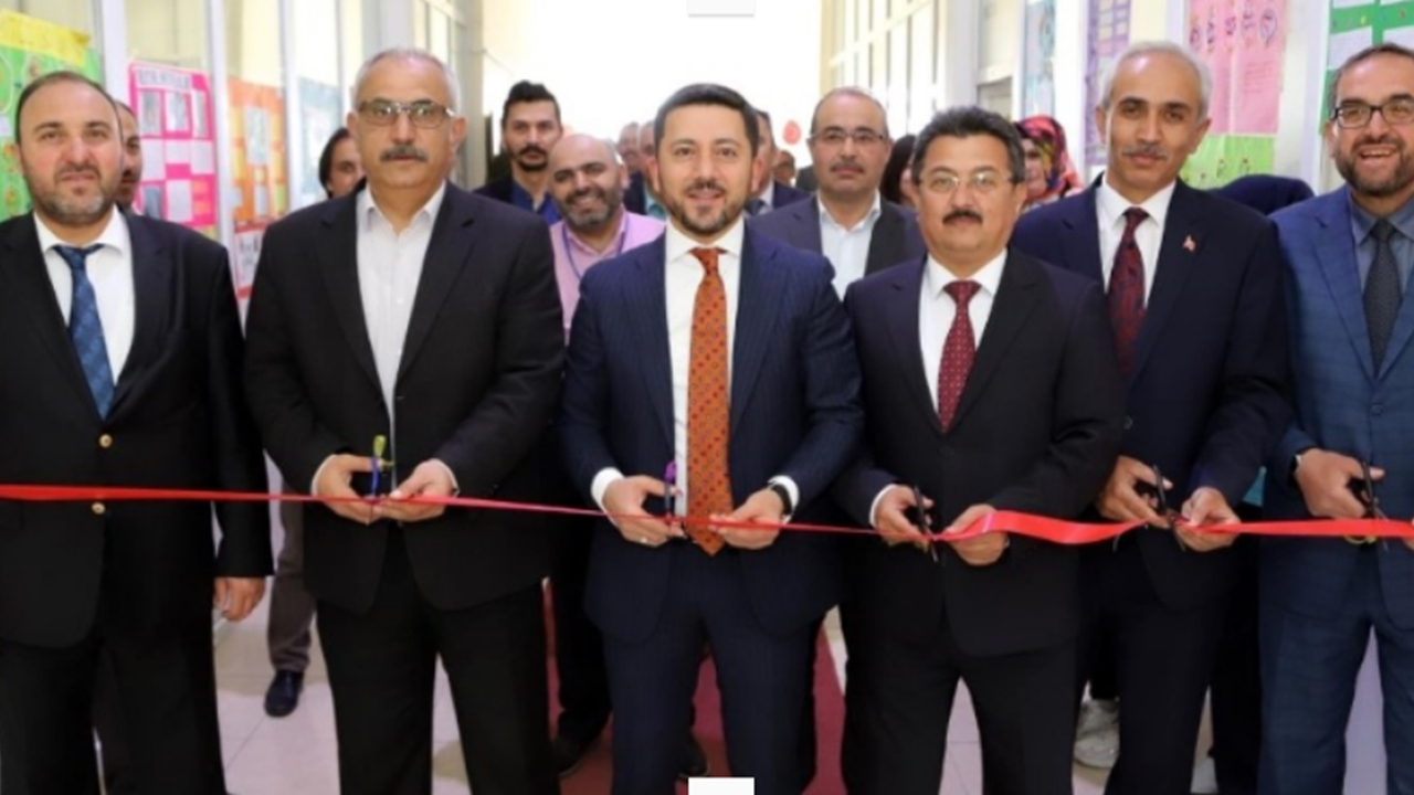 Nevşehir'de Belediye Başkanı Rasim Arı bilim fuarı sergisine katıldı
