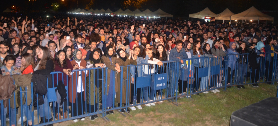 Ünlü şarkıcıya hayranlarından protesto!