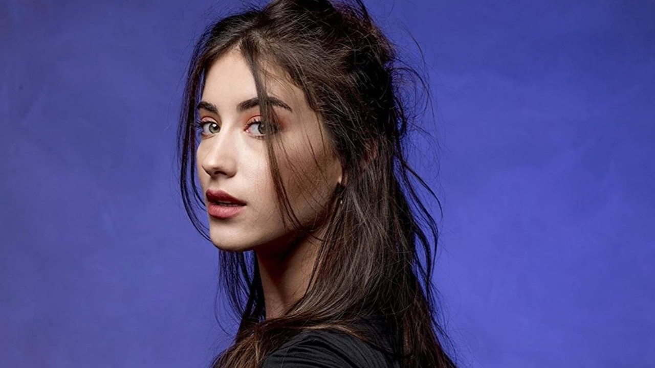 Hazal Kaya'dan takipçisine büyük ayar!