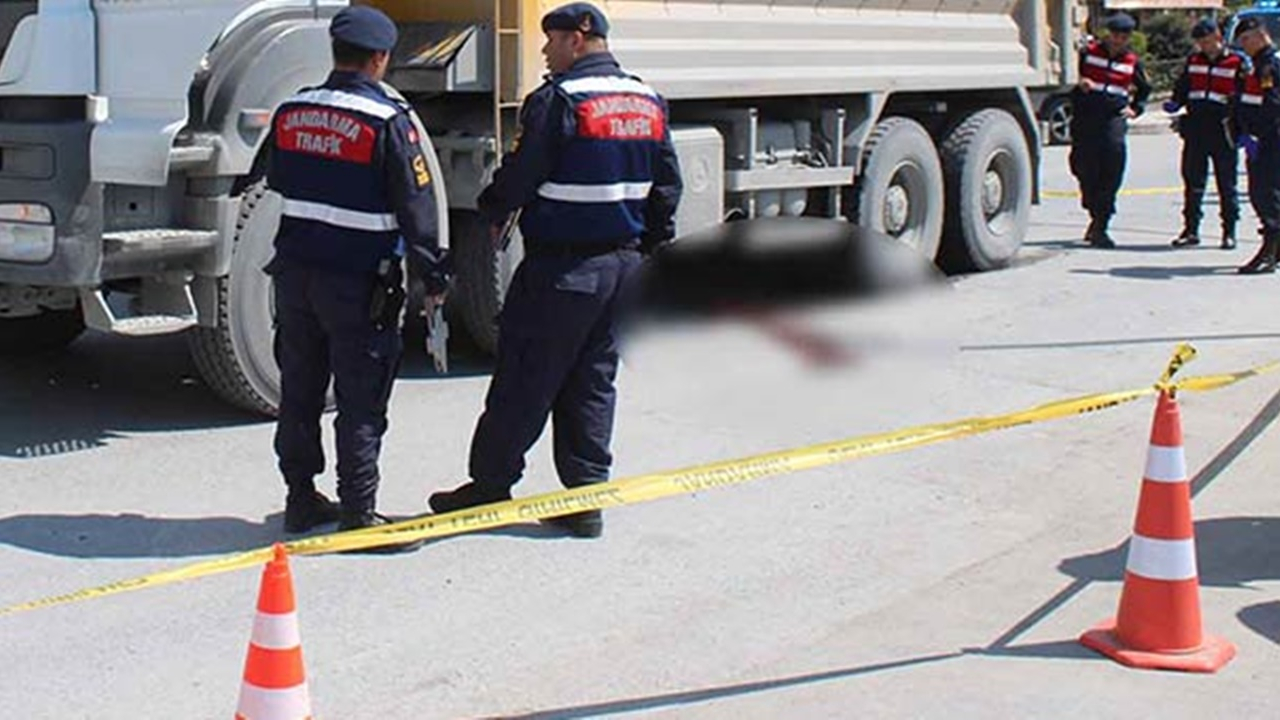 Arnavutköy'de korkunç kaza! Kamyonun altında kaldı!