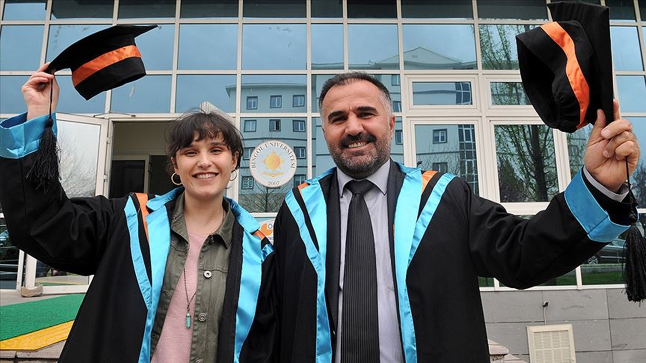 Aynı üniversiteden mezun oldular...