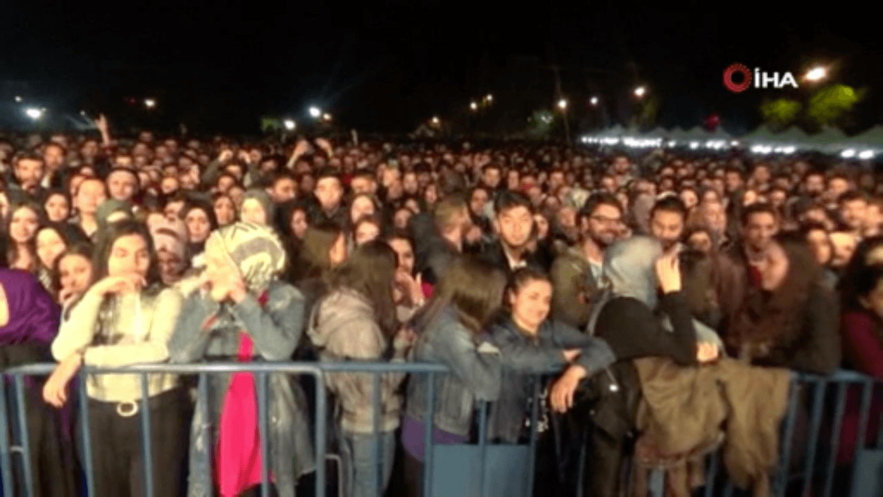 Öğrenciler konsere geciken 'Eypio'yu protesto etti!