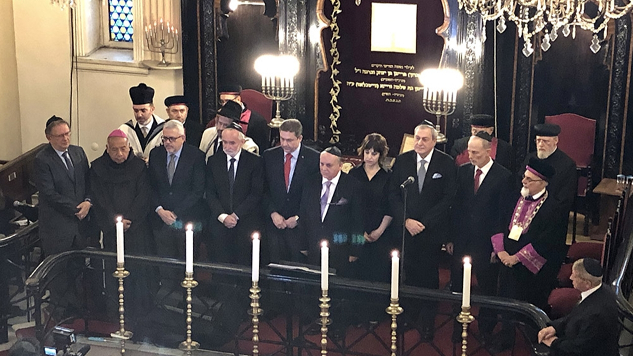 İstanbul'daki Holokost anmasında soğuk rüzgarlar esti...