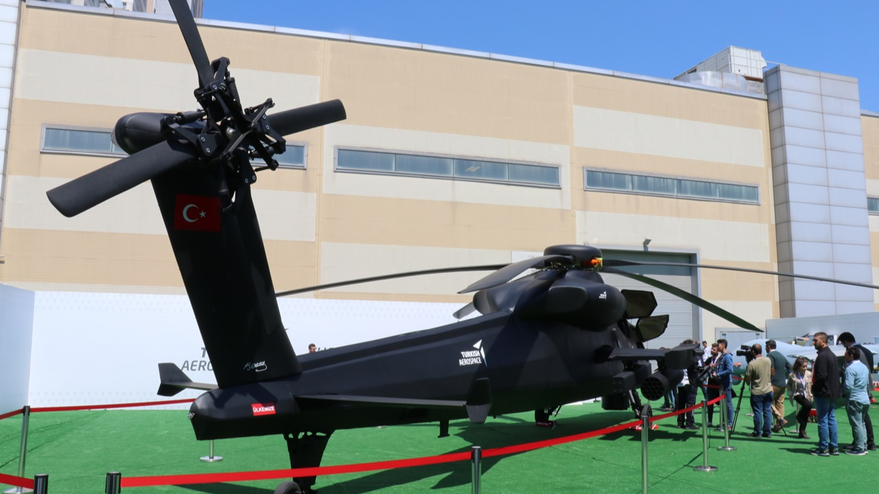 Atak-2 vitrine çıktı...