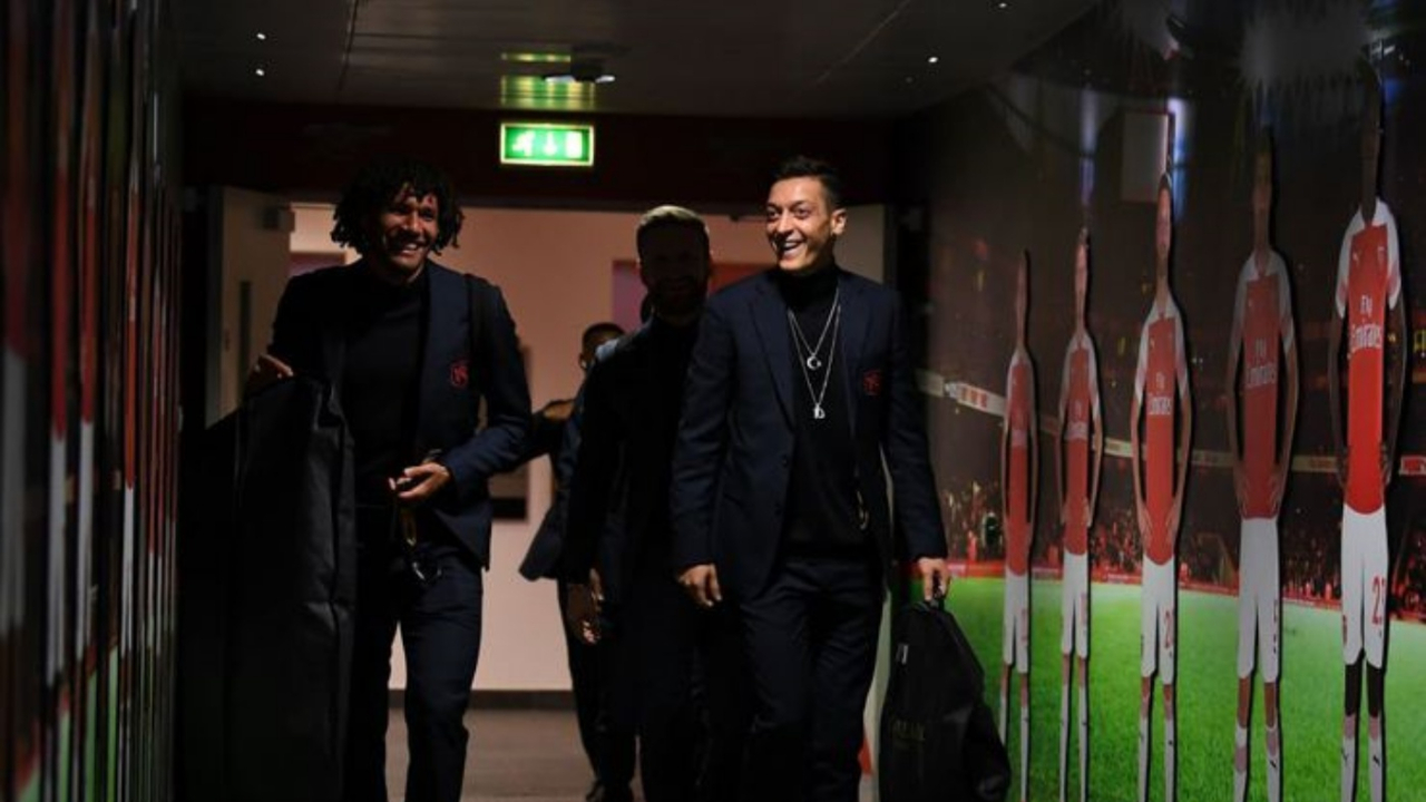 Mesut Özil'in kolyesi olay oldu!