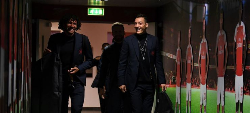 Mesut Özil'in kolyesi olay oldu!