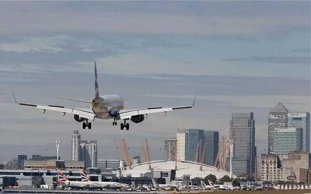 Londra'da havalimanında 'kimyasal' alarmı