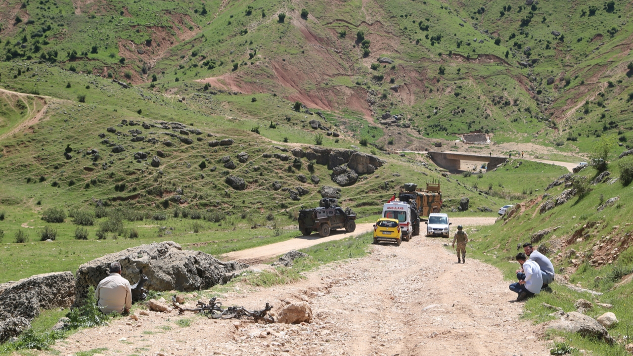 Şırnak'ta minübüsün geçişi sırasında patlama: 2 ölü...