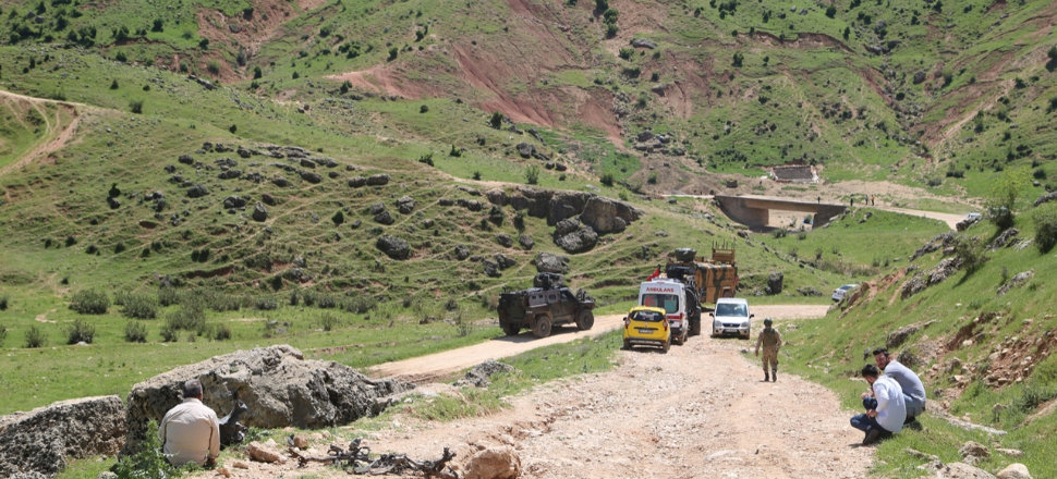 Şırnak'ta minübüsün geçişi sırasında patlama: 2 ölü...