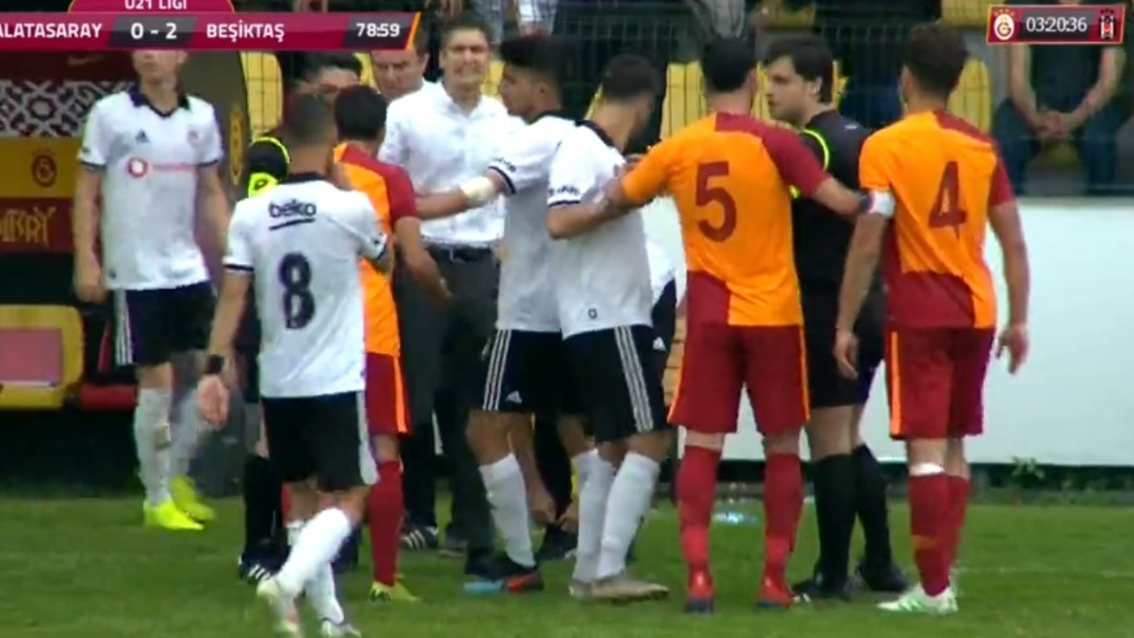 Derbide saha karıştı! 2 kırmızı kart....