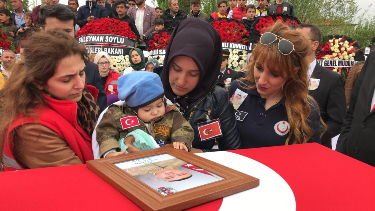 Şehit eşinden hainlere tokat gibi cevap!