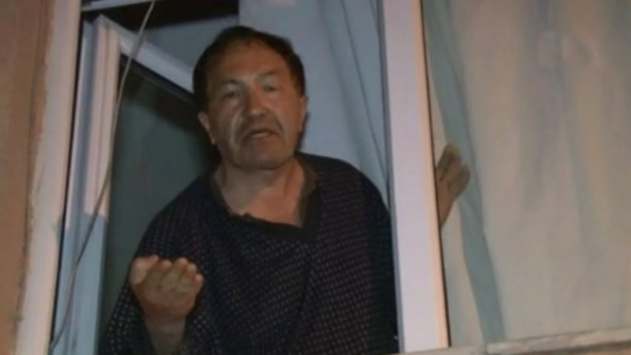 Sesten rahatsız oldu, davulcuyu tehdit etti!