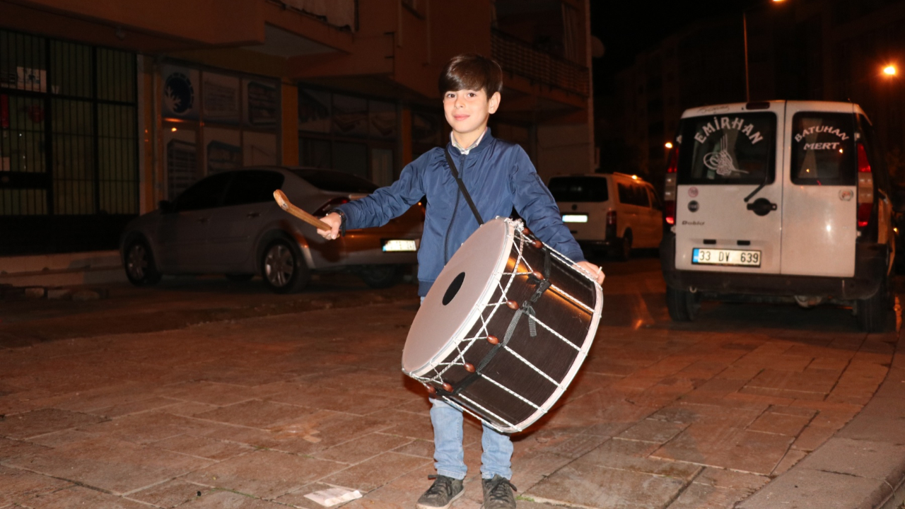 Küçük davulcu mesaiye başladı!