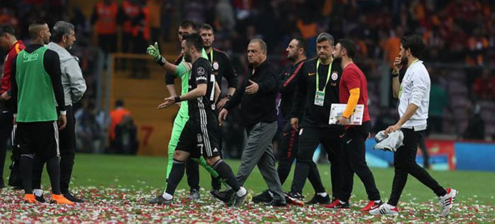 Maç sonu tünelin girişinde kavga çıktı!