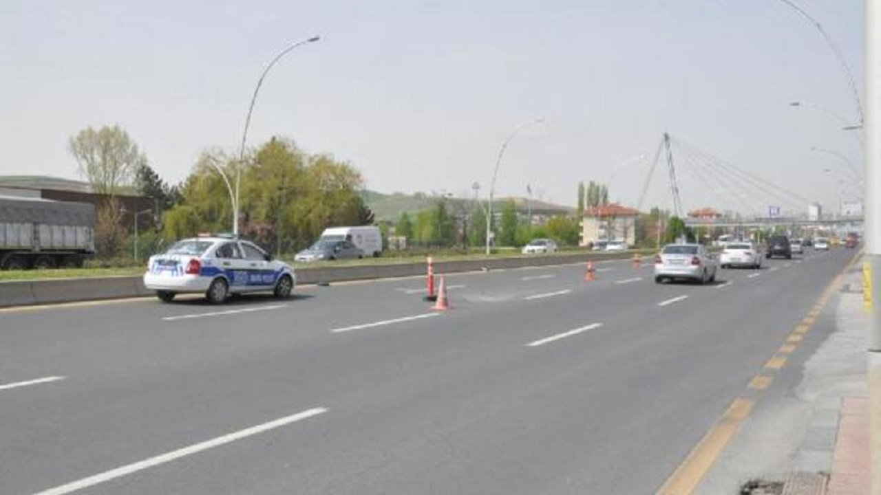 Ankara'da polis uygulama noktasına araç daldı!