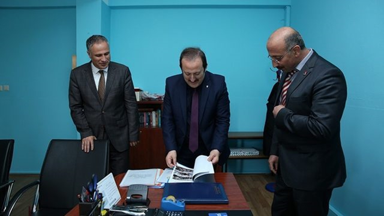 Bayburt'ta Kaymakam Mustafa Akın, müze haline getirilen evi gezdi