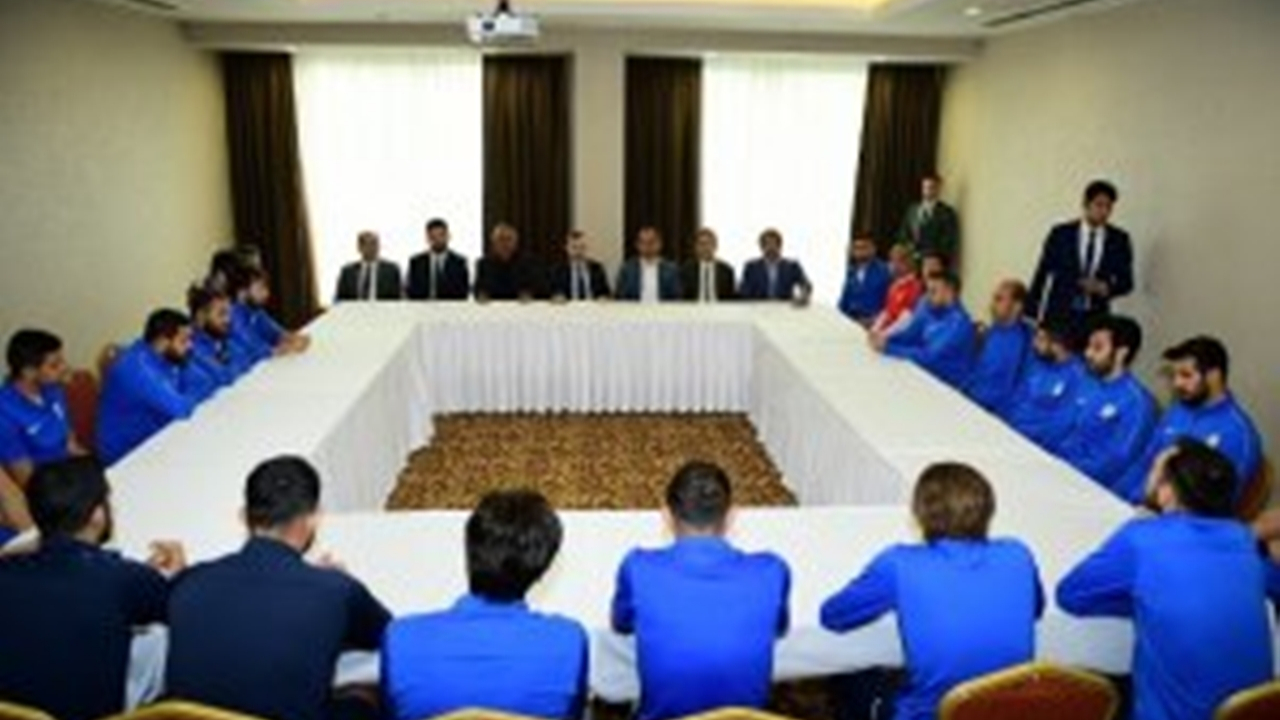 Malatya'da Mehmet Çınar’dan Yeşilyurt Belediyespor kampına moral ziyareti