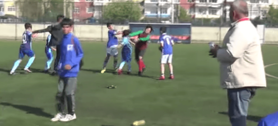 Minik futbolcular maç sonu birbirlerine girdi!