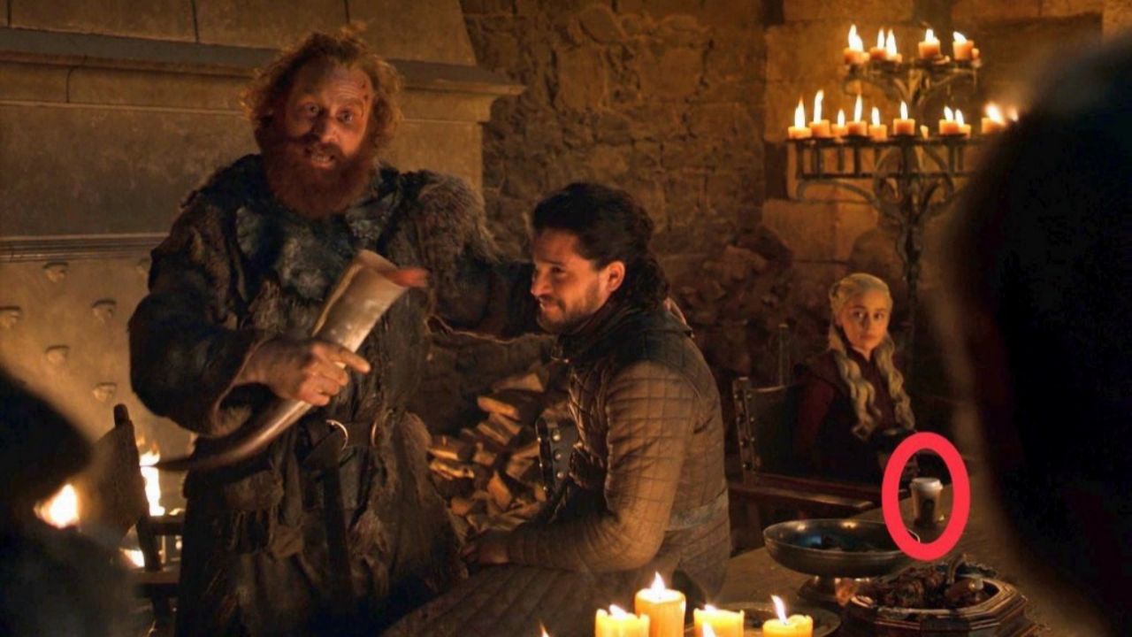 Daenerys Starbucks bardağıyla kadeh kaldırdı!